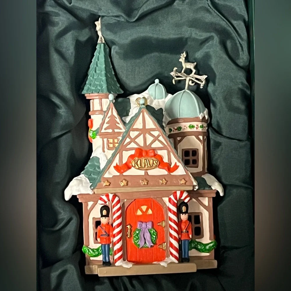 1997 RETIRED Santa’s House #1 Santa’s Neighborhood Series DONNA LEE Ornament DL4